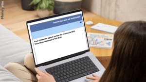 Femme lisant un message de remboursement sur son ordinateur portable.