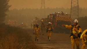 Des pompiers s'activent pour �teindre un incendie � Marcheprime, � l'ouest de Bordeaux, le 26 juillet 2026, alors qu'un feu de for�t ravage la for�t au nord du bassin d'Arcachon (Gironde) depuis le 22 juillet.