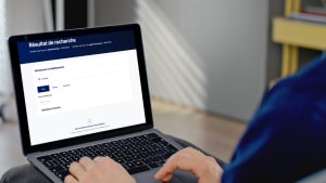Personne effectuant une recherche sur un site web officiel.