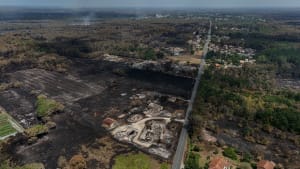 Cette vue a�rienne montre des maisons endommag�es dans une zone incendi�e de la commune du Porge, � la suite d'un feu de for�t dans le d�partement de la Gironde, dans le sud-ouest de la France, le 27 juillet 2026.