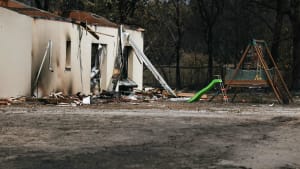 Maison d�truite, d�combres et jeux d'enfants, environnement br�l�.