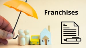 Un parapluie protegeant une maison et voiture, avec le symbol d'un contrat et l'inscription "franchises".