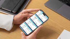Une personne compare des offres d'énergie sur son smartphone.