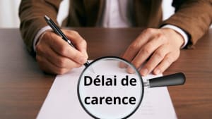 Une loupe sur un contrat avec le texte "Délai de carence.".