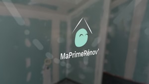 MaPrimeRenov sur une fenêtre, en arrière-plan flou une maison en travaux..