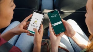 Deux personnes échangent de l'argent via une application mobile.