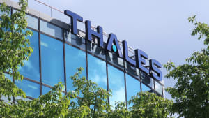 Enseigne / logo de l?entreprise d?électronique Thales, industrie française de défense / aéronautique / aérospatial, sur la façade du bâtiment de ses bureaux de Meudon près de Paris ? mai 2021 (France)