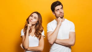 Image de jeunes gens heureux, homme et femme, en vêtements simples et fins