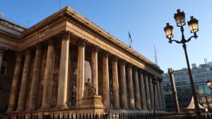 Colonnes de la façade du palais Brongniart à Paris, ancien siège de la Bourse française (France)