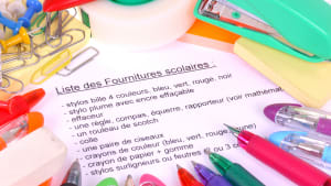 Une liste des fournitures scolaires.