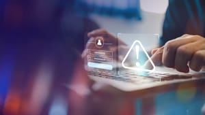Concept de cybercriminalité et de cybersécurité. Main utilisant un ordinateur portable et affichant un écran de logiciel malveillant avec un e-mail de phishing, un mot de passe piraté et des données personnelles. Hackers, virus Troyens, espionnage par cryptage ou logiciels malveillants.