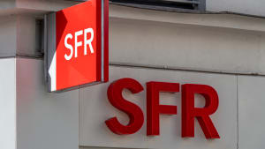 Enseigne et logo d'une boutique SFR. SFR est un opérateur de télécommunications français.