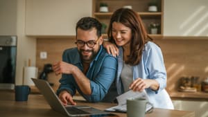 Couple planifiant les finances domestiques et g�rant le budget dans la cuisine