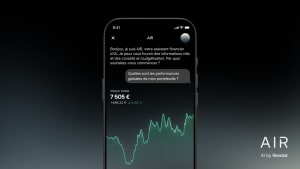 Application financière affichant un assistant IA et des performances d?investissement.