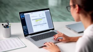 Femme utilisant un logiciel de comptabilité en ligne