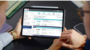 Deux personnes comparent des offres d?électricité sur une tablette.