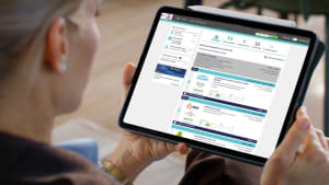 Personne consultant des offres d'�nergie sur une tablette num�rique.