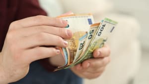 Homme comptant des billets d'euro à l'intérieur, vue rapprochée