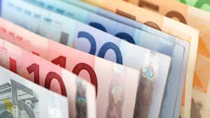 Ensemble de différents billets en euros, fond