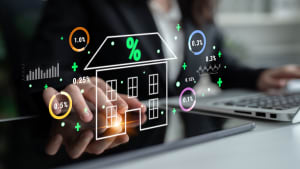 Maison, pourcentages, graphiques, taux immobilier, technologie, main, ordinateur portable.