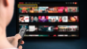 Personne se détend à la maison le soir et regarde la télévision. Vidéo de télévision multimédia en streaming, Media TV à la demande. Abonnement à la vidéo en streaming. Concept de service de streaming sur Internet.