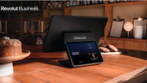 Caisse Revolut Business sur un comptoir de café