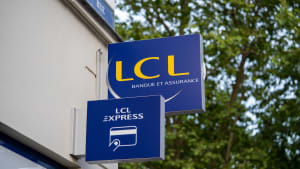 Enseigne de la banque LCL dans une rue de Paris.