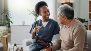 Une infirmière échange avec une personne âgée.