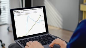Personne regarde un graphique d?impôts sur un ordinateur portable.