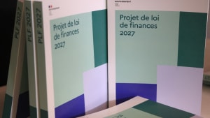 Plusieurs dossiers Projet de loi de finances 2027 pos�s ensemble.