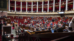 Assemblée parlementaire avec de nombreux députés assis dans l?hémicycle.