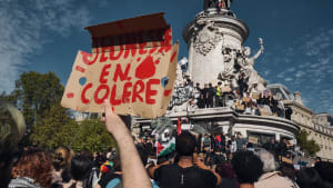 Manifestation de jeunes avec une pancarte Jeunesse en col�re.