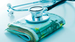 Un st�toscope sur des billets de banque. 