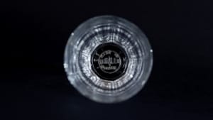 Verre Duralex vu de dessus sur fond noir.