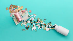 Pilules dispers�es et billets en euros.