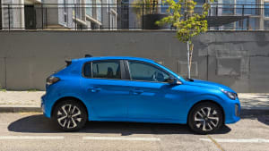 Vue lat�rale d'une voiture Peugeot 208 Allure stationn�e dans une rue de Madrid, Espagne, le 4 avril 2026