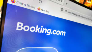 un écran d'ordinateur avec le site web booking.com