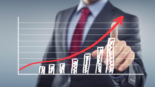 Homme pointant un diagramme