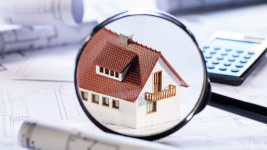 Une maison  la loupe