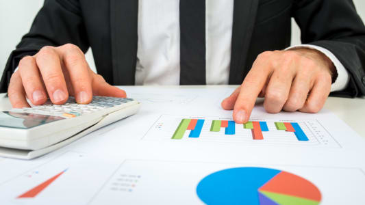 Banquier analysant des statistiques