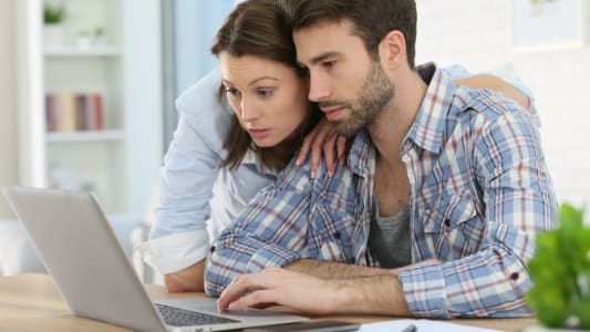 Un couple remplissant un formulaire sur ordinateur