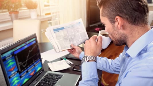 Un homme regardant un site de bourse en ligne