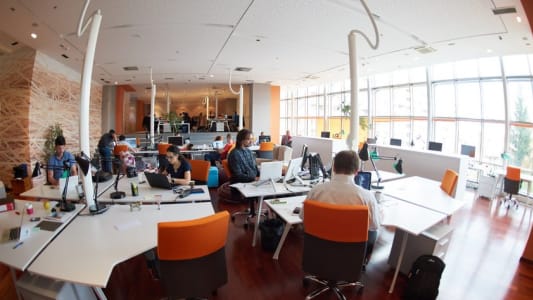 Des salaris dans un bureau