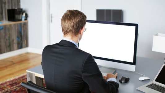 Cadre au travail sur ordinateur