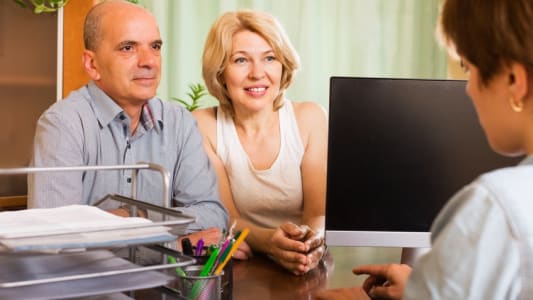Un couple de seniors dans leur banque