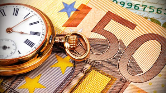 Une vieille montre sur un billet