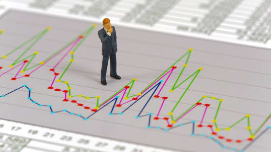 Homme regardant une courbe en baisse