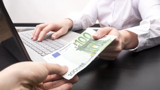 Deux personnes s'changeant un billet