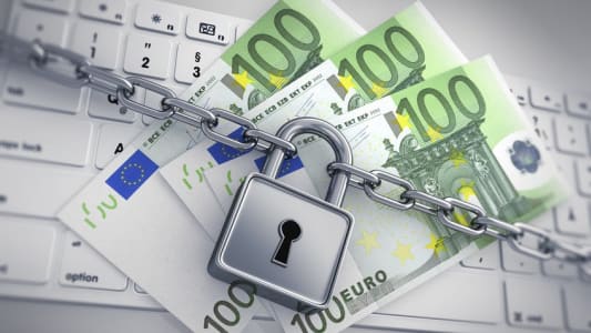 Billets de 100 euros verrouills sur un clavier