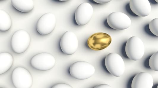 Oeuf en or parmi d'autres oeufs